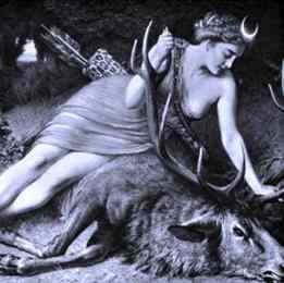 Diana coronada con Luna creciente y junto a un ciervo.